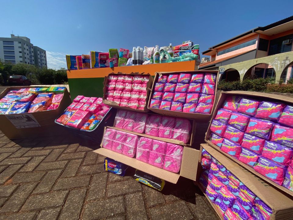 UEM - Campanha organizada pelo Mudi entrega 6.600 pacotes de absorventes e produtos de higiene