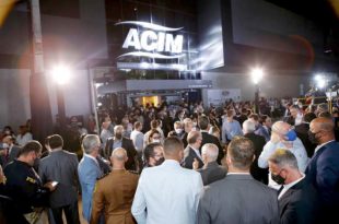 ACIM reinaugura sede e homenageia lideranças