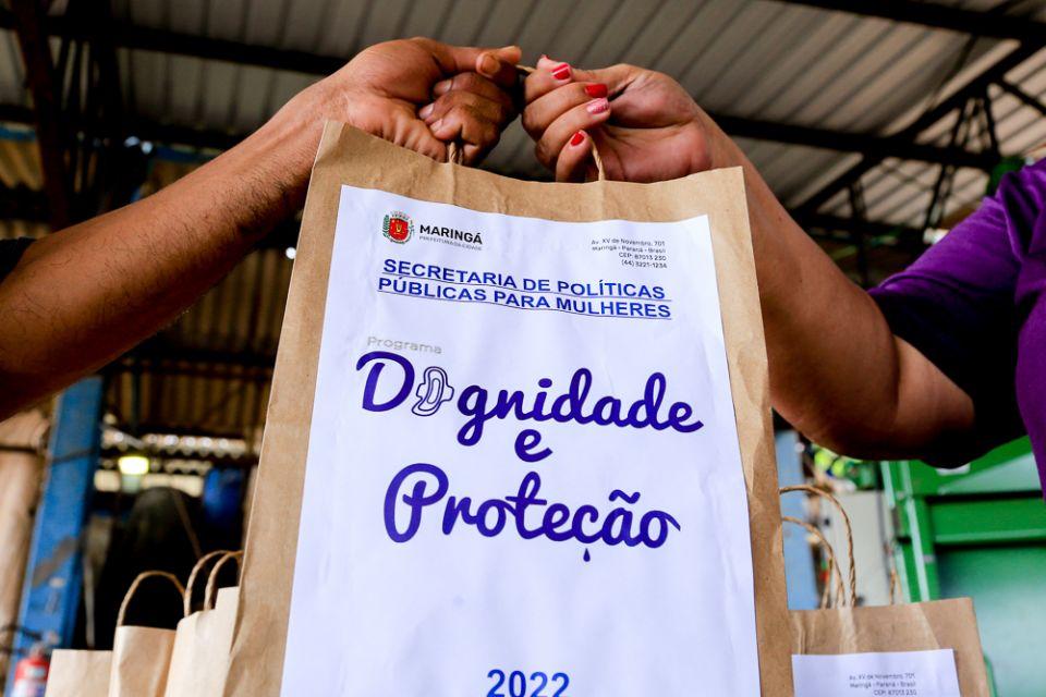 Maringá entrega absorventes e coletores em ação de combate à pobreza menstrual