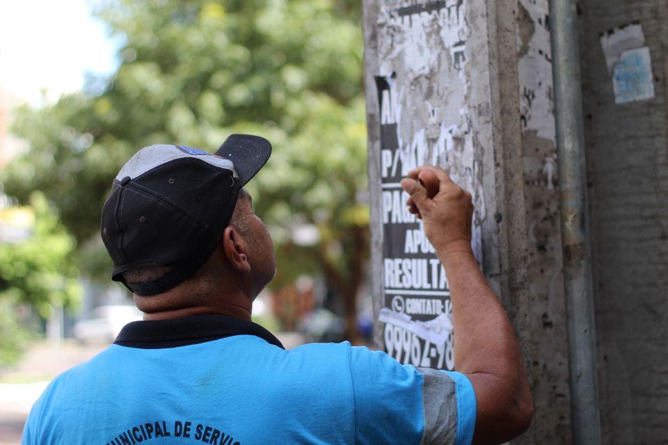 Prefeitura de Maringá realiza limpeza de cartazes colados em mais de 600 postes